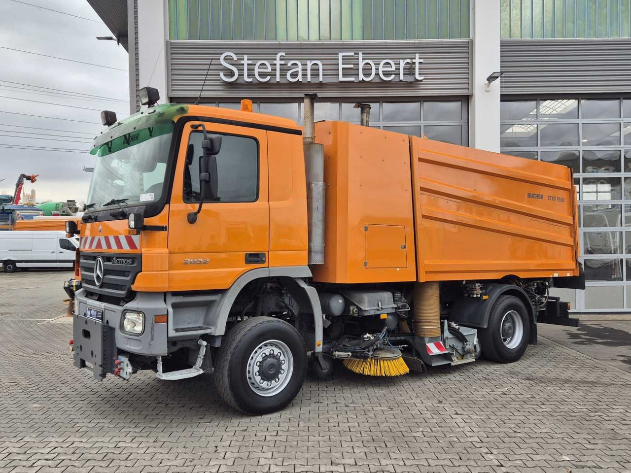 Mercedes-Benz Actros 2032 A 4x4 Bucher STKF 9500 Airport 30x - Veegwagen: afbeelding 3 Mercedes-Benz Actros 2032 A 4x4 Bucher STKF 9500 Airport 30x - Veegwagen: afbeelding 3