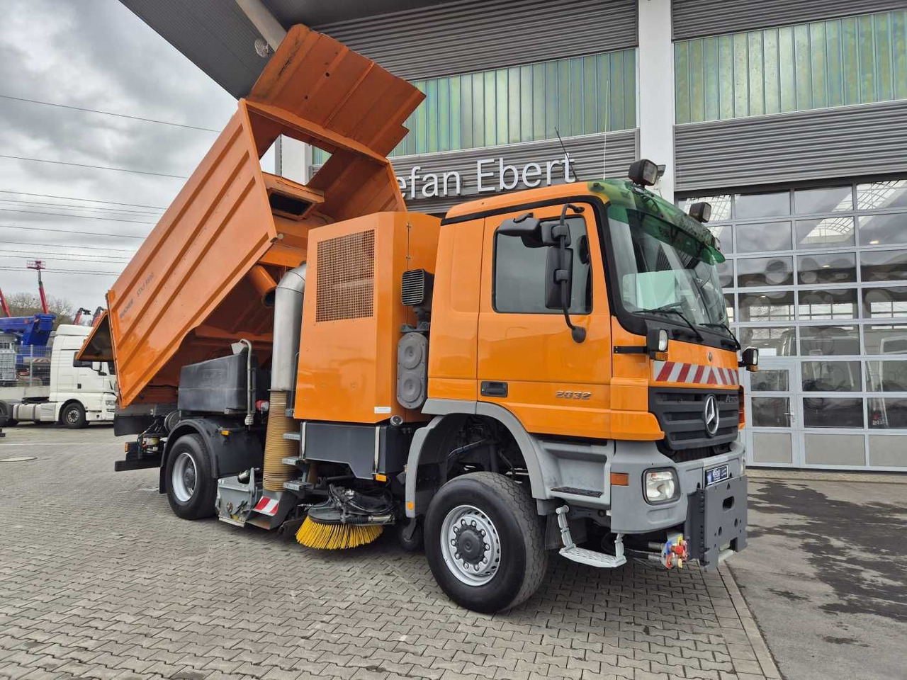 Mercedes-Benz Actros 2032 A 4x4 Bucher STKF 9500 Airport 30x - Veegwagen: afbeelding 2 Mercedes-Benz Actros 2032 A 4x4 Bucher STKF 9500 Airport 30x - Veegwagen: afbeelding 2