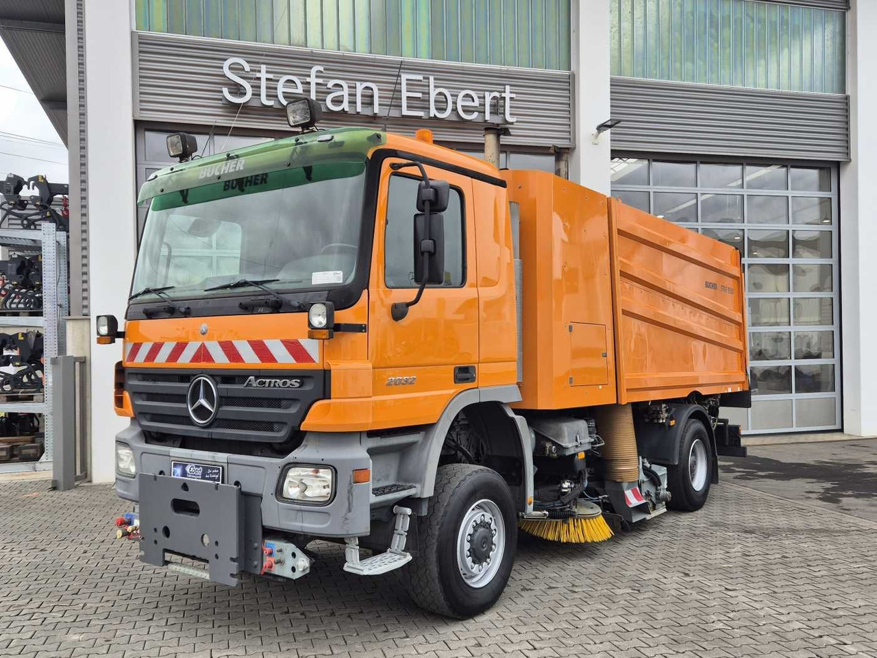 Mercedes-Benz Actros 2032 A 4x4 Bucher STKF 9500 Airport 30x - Veegwagen: afbeelding 1 Mercedes-Benz Actros 2032 A 4x4 Bucher STKF 9500 Airport 30x - Veegwagen: afbeelding 1