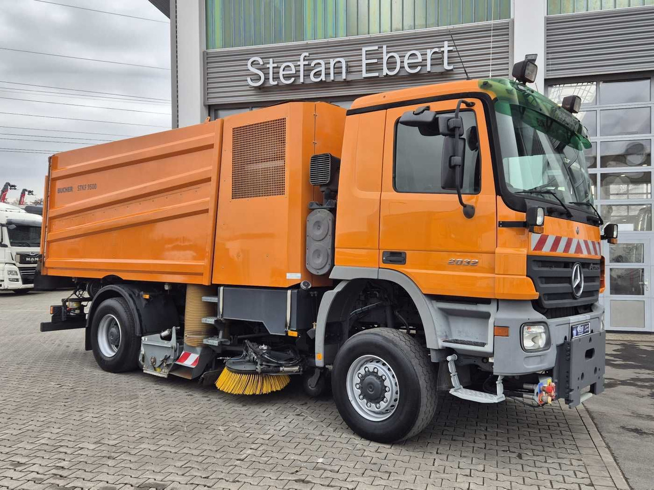 Mercedes-Benz Actros 2032 A 4x4 Bucher STKF 9500 Airport 30x - Veegwagen: afbeelding 4 Mercedes-Benz Actros 2032 A 4x4 Bucher STKF 9500 Airport 30x - Veegwagen: afbeelding 4