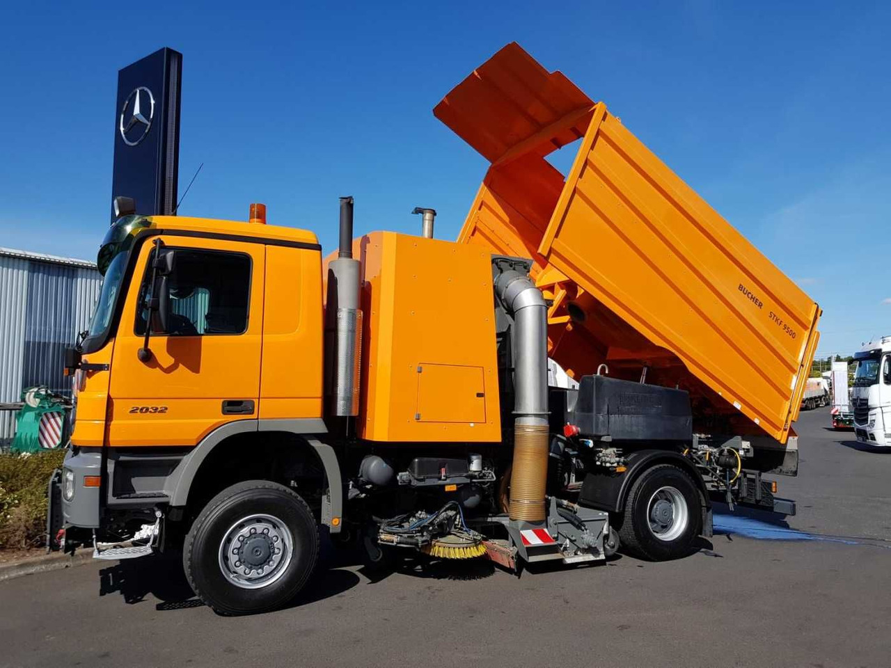 Mercedes-Benz Actros 2032 A 4x4 Bucher STKF 9500 Airport - Veegwagen: afbeelding 2 Mercedes-Benz Actros 2032 A 4x4 Bucher STKF 9500 Airport - Veegwagen: afbeelding 2