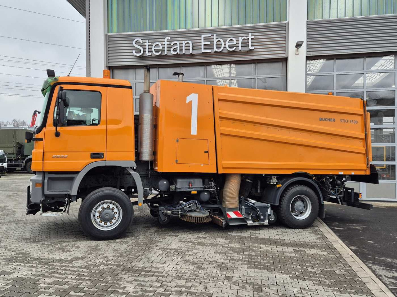 Mercedes-Benz Actros 2032 A 4x4 Bucher STKF 9500 Airport - Veegwagen: afbeelding 4 Mercedes-Benz Actros 2032 A 4x4 Bucher STKF 9500 Airport - Veegwagen: afbeelding 4