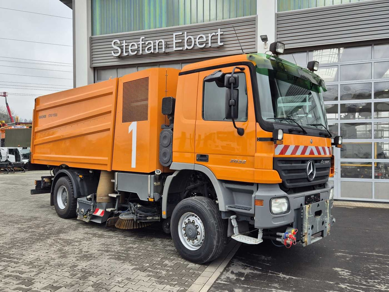 Mercedes-Benz Actros 2032 A 4x4 Bucher STKF 9500 Airport - Veegwagen: afbeelding 3 Mercedes-Benz Actros 2032 A 4x4 Bucher STKF 9500 Airport - Veegwagen: afbeelding 3