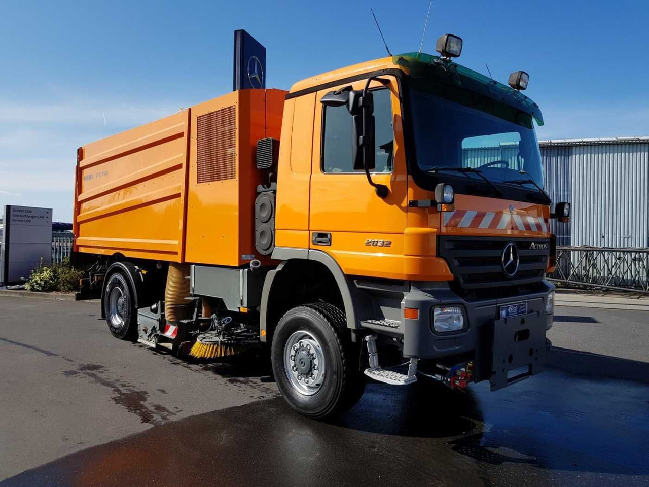 Mercedes-Benz Actros 2032 A 4x4 Bucher STKF 9500 Airport - Veegwagen: afbeelding 4 Mercedes-Benz Actros 2032 A 4x4 Bucher STKF 9500 Airport - Veegwagen: afbeelding 4