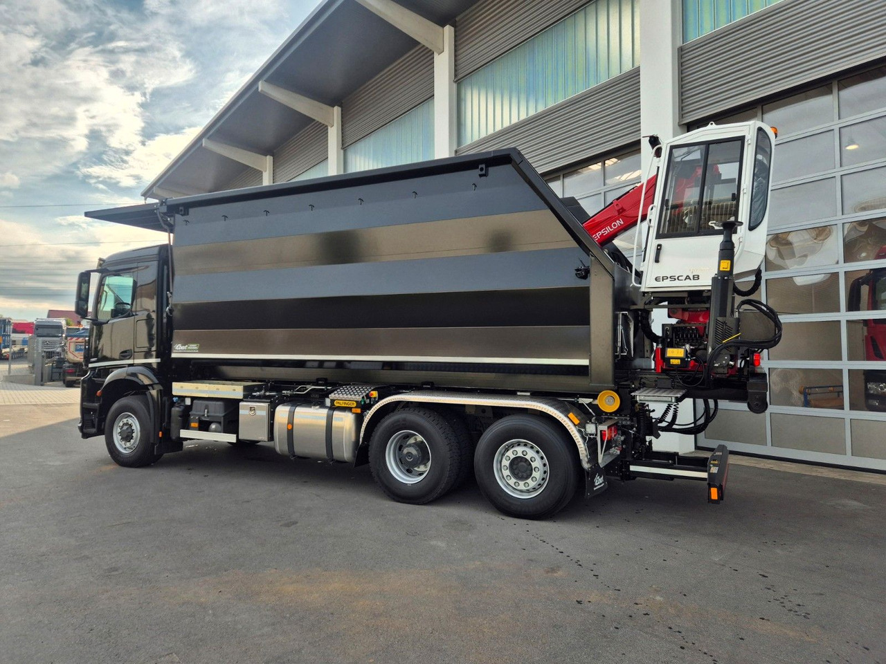 Mercedes-Benz Arocs 2751 6x2 HAD / Abroller EBERT Fällbox Q150 Mercedes-Benz Arocs 2751 6x2 HAD/ Abroller EBERT Forstbox Q150 - Haakarmsysteem vrachtwagen: afbeelding 4 Mercedes-Benz Arocs 2751 6x2 HAD / Abroller EBERT Fällbox Q150 Mercedes-Benz Arocs 2751 6x2 HAD/ Abroller EBERT Forstbox Q150 - Haakarmsysteem vrachtwagen: afbeelding 4