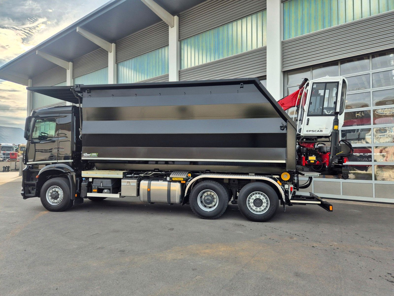 Mercedes-Benz Arocs 2751 6x2 HAD / Abroller EBERT Fällbox Q150 Mercedes-Benz Arocs 2751 6x2 HAD/ Abroller EBERT Forstbox Q150 - Haakarmsysteem vrachtwagen: afbeelding 3 Mercedes-Benz Arocs 2751 6x2 HAD / Abroller EBERT Fällbox Q150 Mercedes-Benz Arocs 2751 6x2 HAD/ Abroller EBERT Forstbox Q150 - Haakarmsysteem vrachtwagen: afbeelding 3