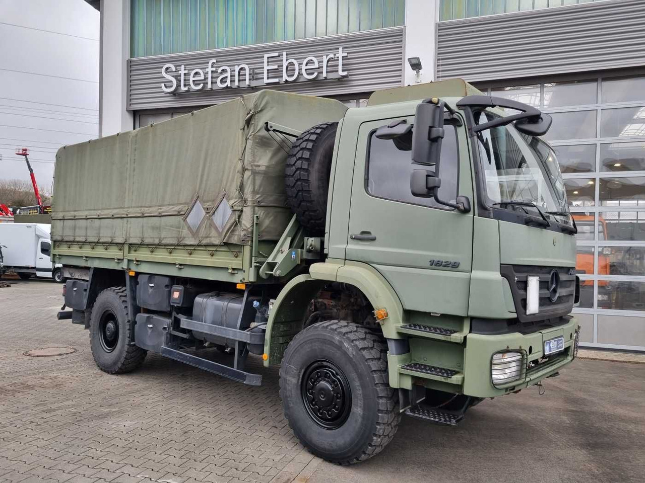 Mercedes-Benz Axor 1829 A 4x4 Pritsche/Plane 10 Stück - Vrachtwagen met open laadbak: afbeelding 5 Mercedes-Benz Axor 1829 A 4x4 Pritsche/Plane 10 Stück - Vrachtwagen met open laadbak: afbeelding 5