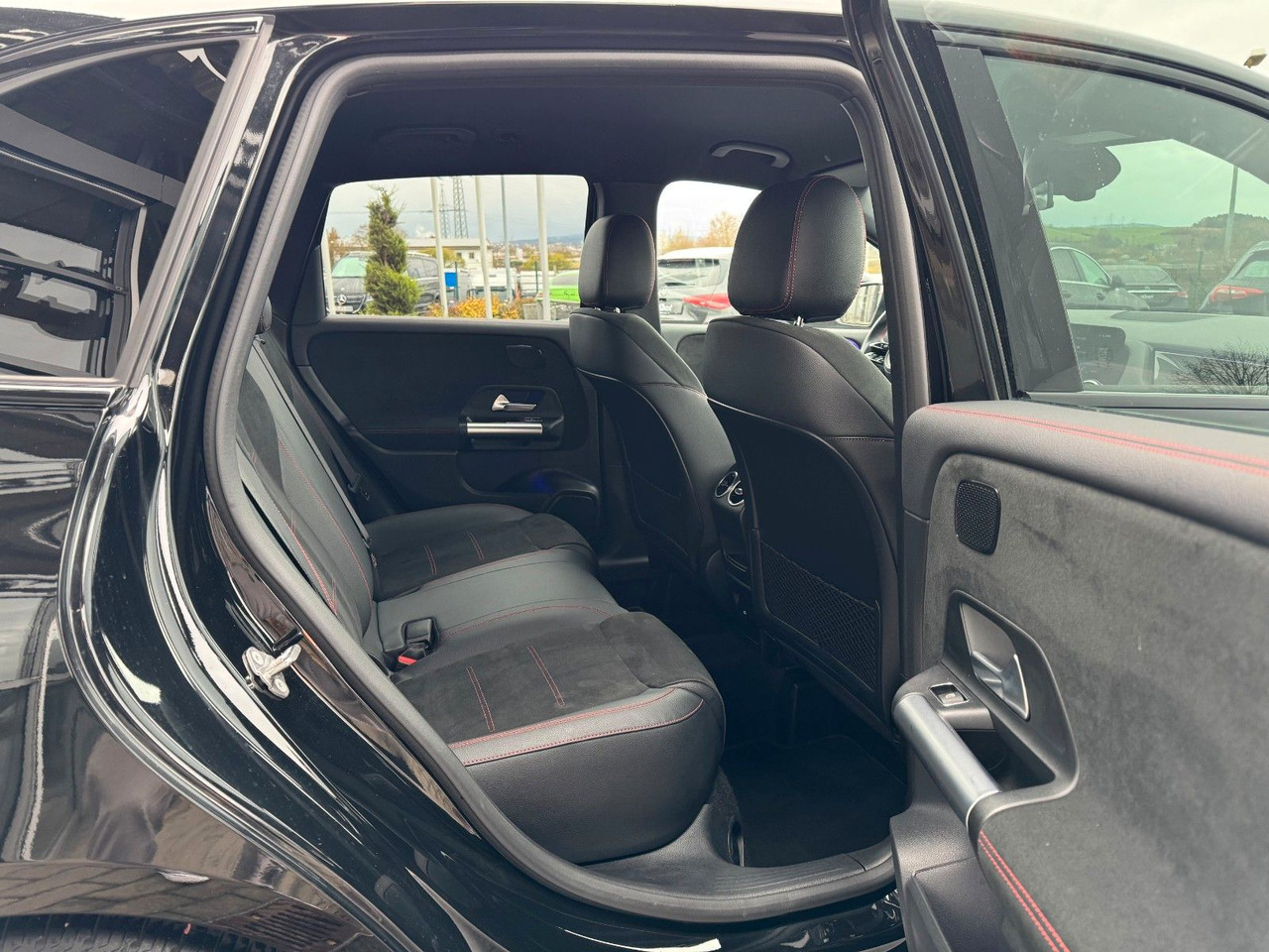 Mercedes-Benz B 200 AMG+AHK+Ambiente+RFK+MBUX+Night - Sedan: afbeelding 5 Mercedes-Benz B 200 AMG+AHK+Ambiente+RFK+MBUX+Night - Sedan: afbeelding 5