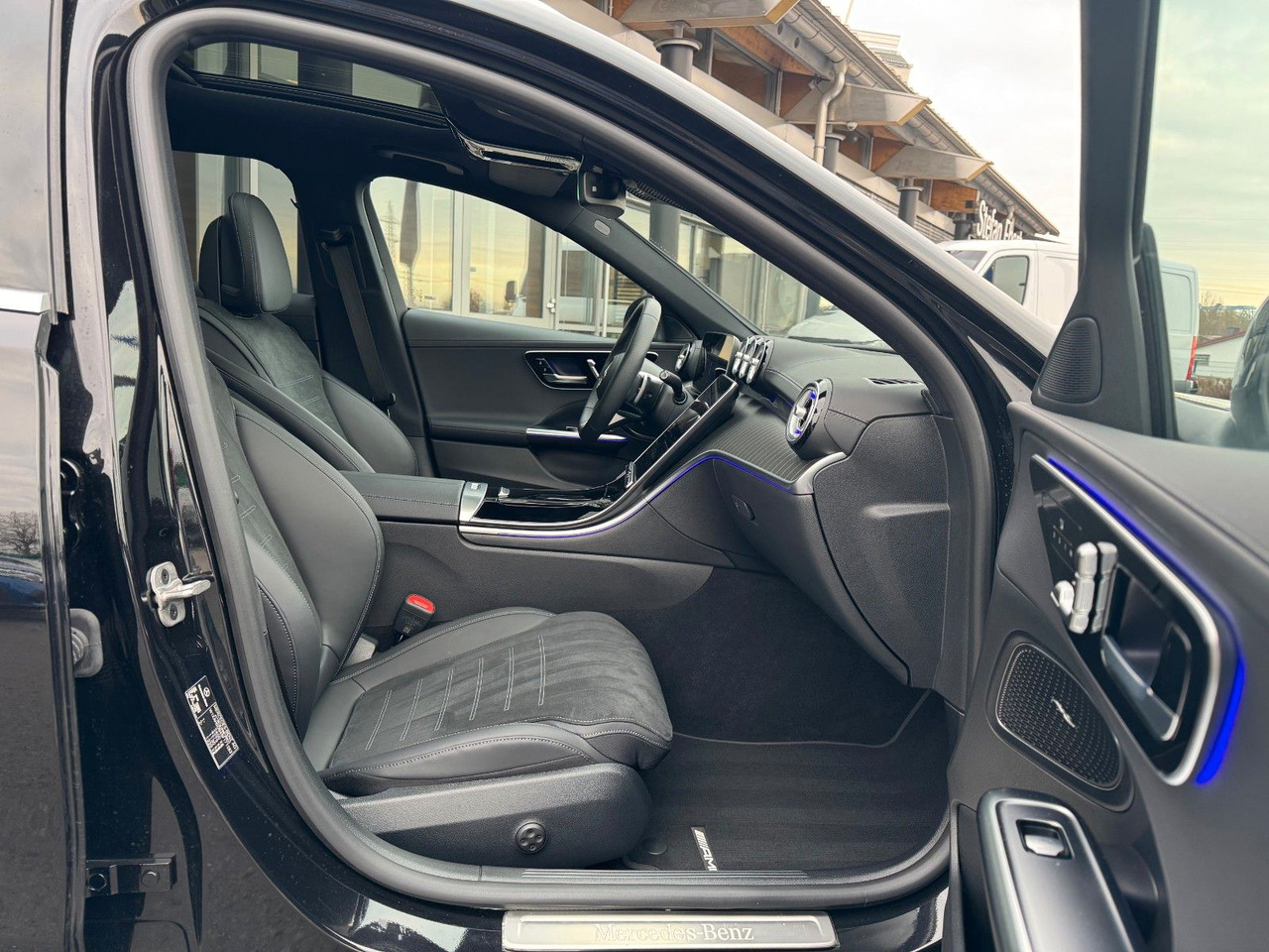 Mercedes-Benz C 200d T AMG+Pano+AHK+Distr+Digital+360 - Stationwagen: afbeelding 4 Mercedes-Benz C 200d T AMG+Pano+AHK+Distr+Digital+360 - Stationwagen: afbeelding 4