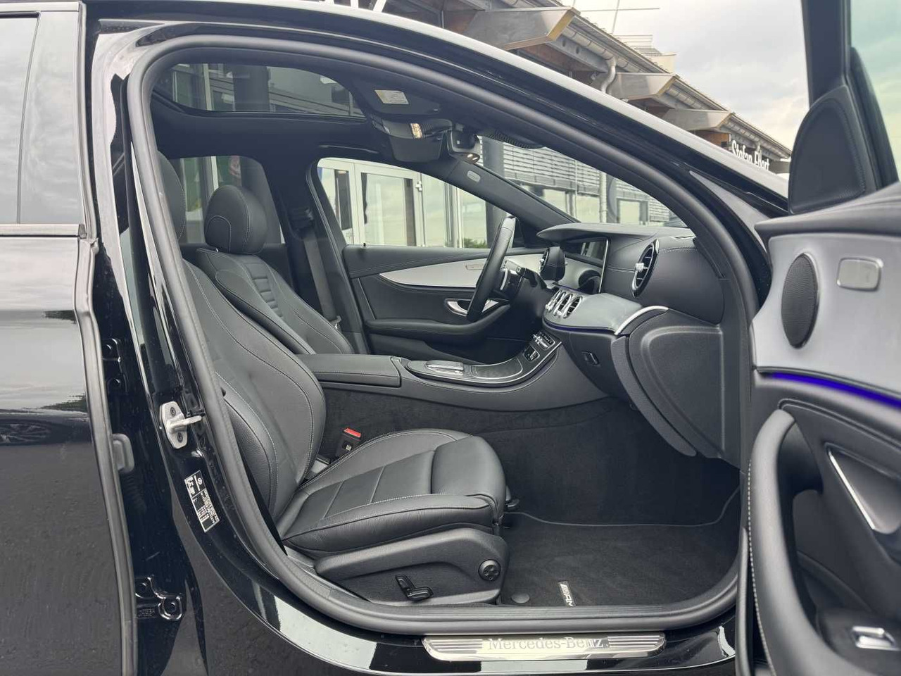 Mercedes-Benz E 220d AMG+Pano+Distr+Multibeam+RFK+Night - Sedan: afbeelding 5 Mercedes-Benz E 220d AMG+Pano+Distr+Multibeam+RFK+Night - Sedan: afbeelding 5