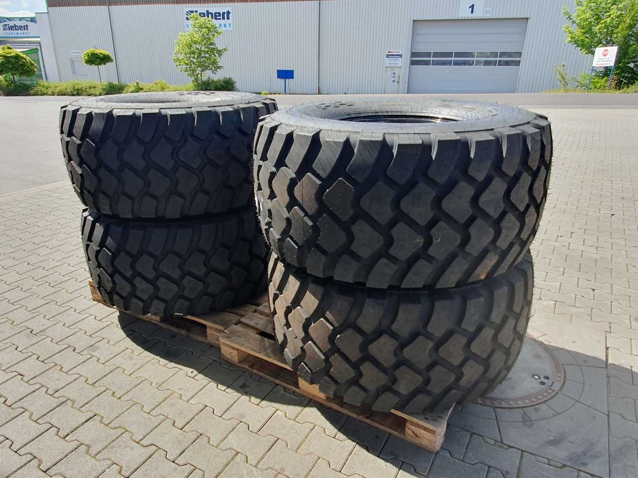 Mercedes-Benz Radlader Reifen mit Felge / NEU / lagernd - Complete wiel voor Landbouwmachine: afbeelding 5 Mercedes-Benz Radlader Reifen mit Felge / NEU / lagernd - Complete wiel voor Landbouwmachine: afbeelding 5