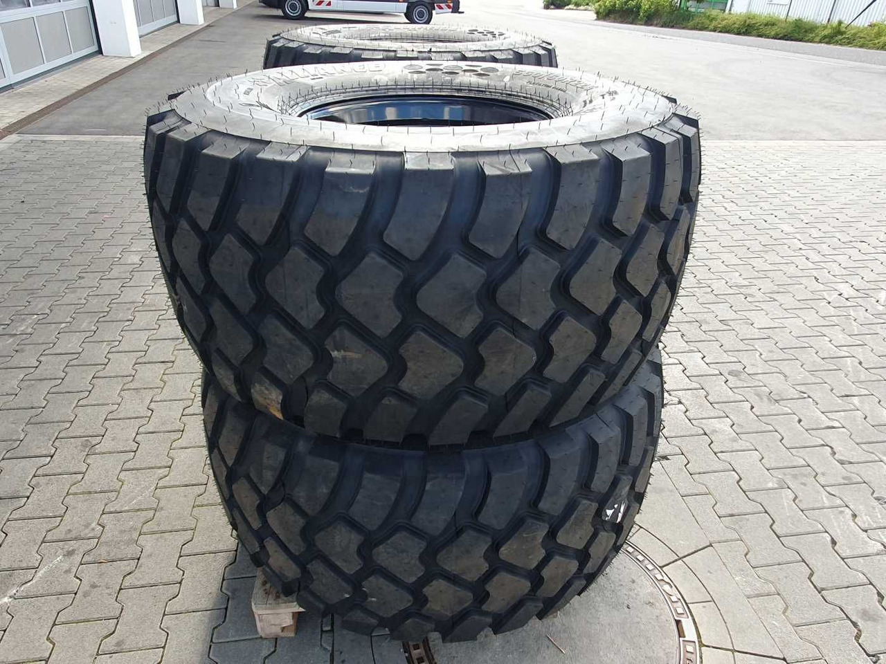 Mercedes-Benz Radlader Reifen mit Felge / NEU / lagernd - Complete wiel voor Landbouwmachine: afbeelding 4 Mercedes-Benz Radlader Reifen mit Felge / NEU / lagernd - Complete wiel voor Landbouwmachine: afbeelding 4