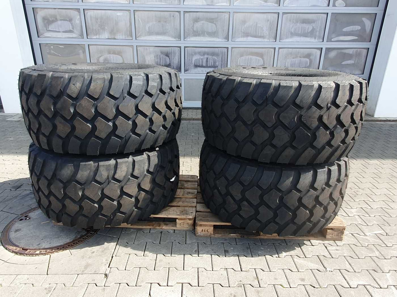 Mercedes-Benz Radlader Reifen mit Felge / NEU / lagernd - Complete wiel voor Landbouwmachine: afbeelding 2 Mercedes-Benz Radlader Reifen mit Felge / NEU / lagernd - Complete wiel voor Landbouwmachine: afbeelding 2