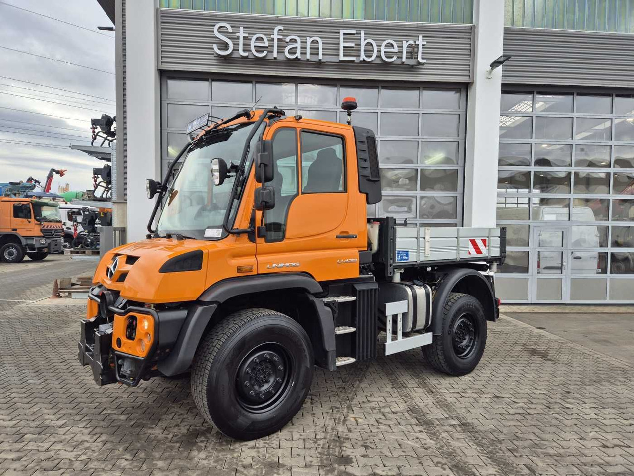 Mercedes-Benz Unimog U423 4x4 Hydrostat Zapfwelle - Kipper vrachtwagen: afbeelding 4 Mercedes-Benz Unimog U423 4x4 Hydrostat Zapfwelle - Kipper vrachtwagen: afbeelding 4