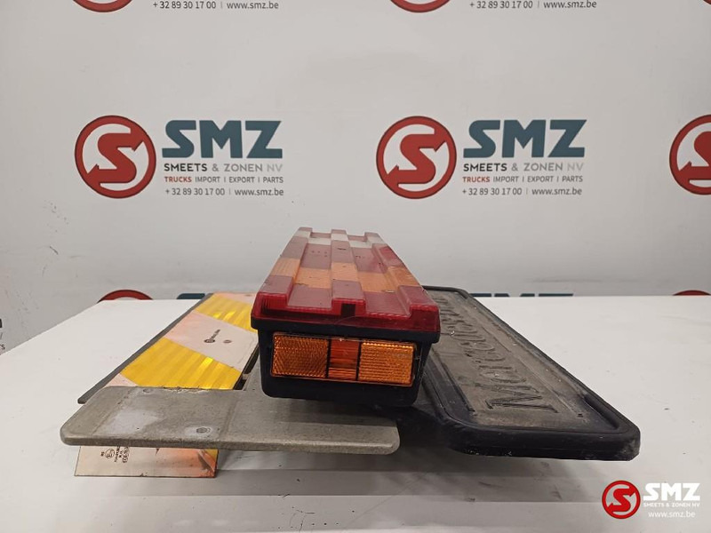 Mercedes-Benz Occ achterlicht links met steun Mercedes - Achterlicht voor Vrachtwagen: afbeelding 4 Mercedes-Benz Occ achterlicht links met steun Mercedes - Achterlicht voor Vrachtwagen: afbeelding 4
