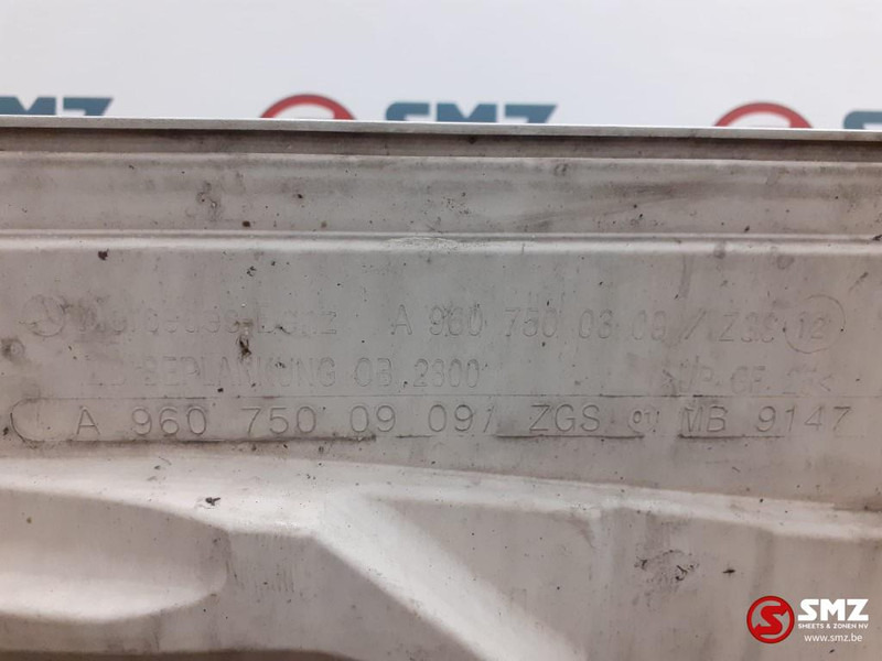 Mercedes-Benz Occ motorkap + windgeleiders Mercedes - Motorkap voor Vrachtwagen: afbeelding 3 Mercedes-Benz Occ motorkap + windgeleiders Mercedes - Motorkap voor Vrachtwagen: afbeelding 3