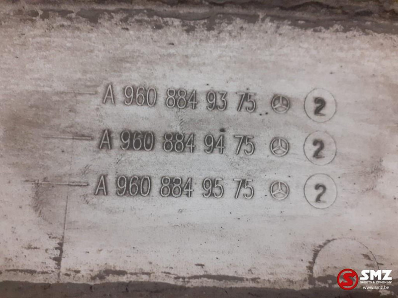 Mercedes-Benz Occ spatbordverlenging rechts Mercedes Actros MP4 - Carrosserie en exterieur voor Vrachtwagen: afbeelding 2 Mercedes-Benz Occ spatbordverlenging rechts Mercedes Actros MP4 - Carrosserie en exterieur voor Vrachtwagen: afbeelding 2