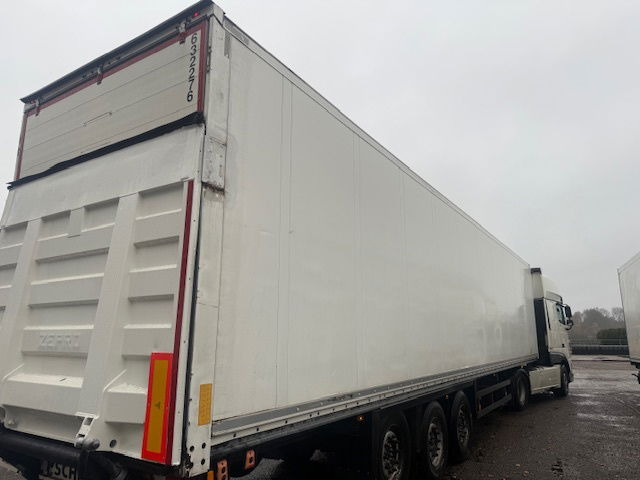 Schmitz Cargobull Achter sluitklep Liftassen - Gesloten oplegger: afbeelding 2 Schmitz Cargobull Achter sluitklep Liftassen - Gesloten oplegger: afbeelding 2