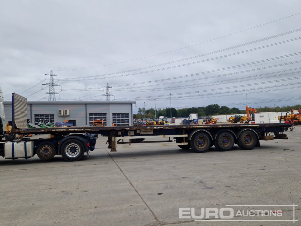 2013 SDC Trailer Tri Axle Flatbed Trailer, Twist Locks - Open bak met boorden oplegger: afbeelding 2 2013 SDC Trailer Tri Axle Flatbed Trailer, Twist Locks - Open bak met boorden oplegger: afbeelding 2