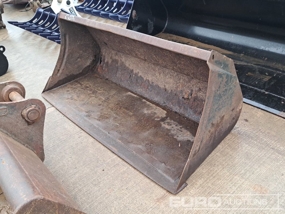 70" Loading Bucket, Euro Brackets to suit Telehandler - Bak: afbeelding 1 70" Loading Bucket, Euro Brackets to suit Telehandler - Bak: afbeelding 1