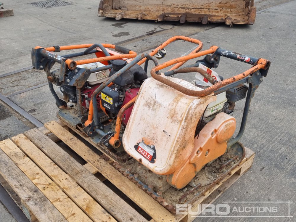Belle Petrol Compaction Plate (3 of) - Asfaltmachine: afbeelding 1 Belle Petrol Compaction Plate (3 of) - Asfaltmachine: afbeelding 1