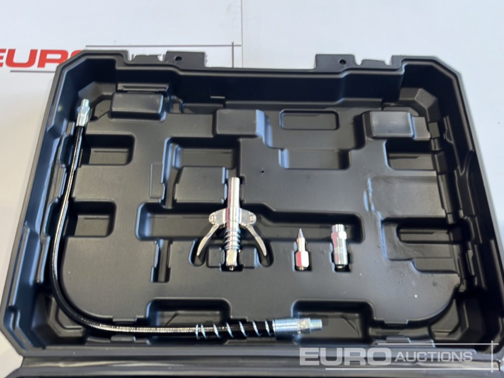Boss 21 Volt Lithium Battery Cordless Grease Gun, 2 Batteries, Charger, Case, Shoulder Strap, Extension Pieces and Fittings - Bouwmaterieel: afbeelding 3 Boss 21 Volt Lithium Battery Cordless Grease Gun, 2 Batteries, Charger, Case, Shoulder Strap, Extension Pieces and Fittings - Bouwmaterieel: afbeelding 3