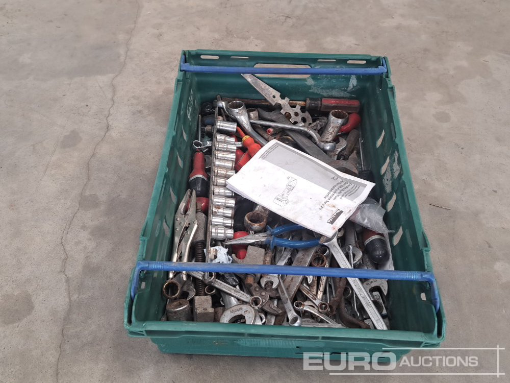 Crate of Misc Tool, Spanner, Screwdrivers etc - Werkplaats toebehoor: afbeelding 2 Crate of Misc Tool, Spanner, Screwdrivers etc - Werkplaats toebehoor: afbeelding 2