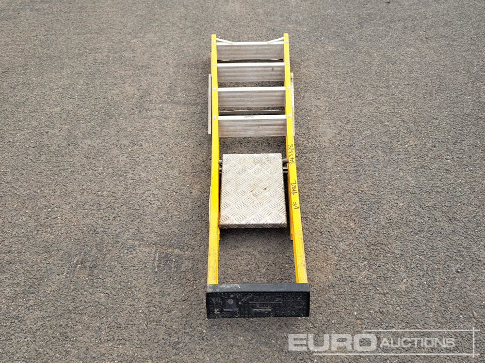 Lyte 5 Tread Fibreglass Step Ladder - Bouwmaterieel: afbeelding 4 Lyte 5 Tread Fibreglass Step Ladder - Bouwmaterieel: afbeelding 4