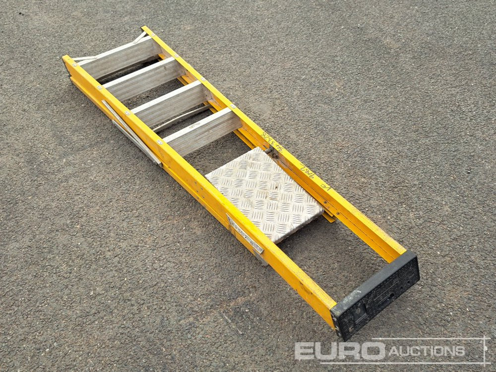 Lyte 5 Tread Fibreglass Step Ladder - Bouwmaterieel: afbeelding 3 Lyte 5 Tread Fibreglass Step Ladder - Bouwmaterieel: afbeelding 3