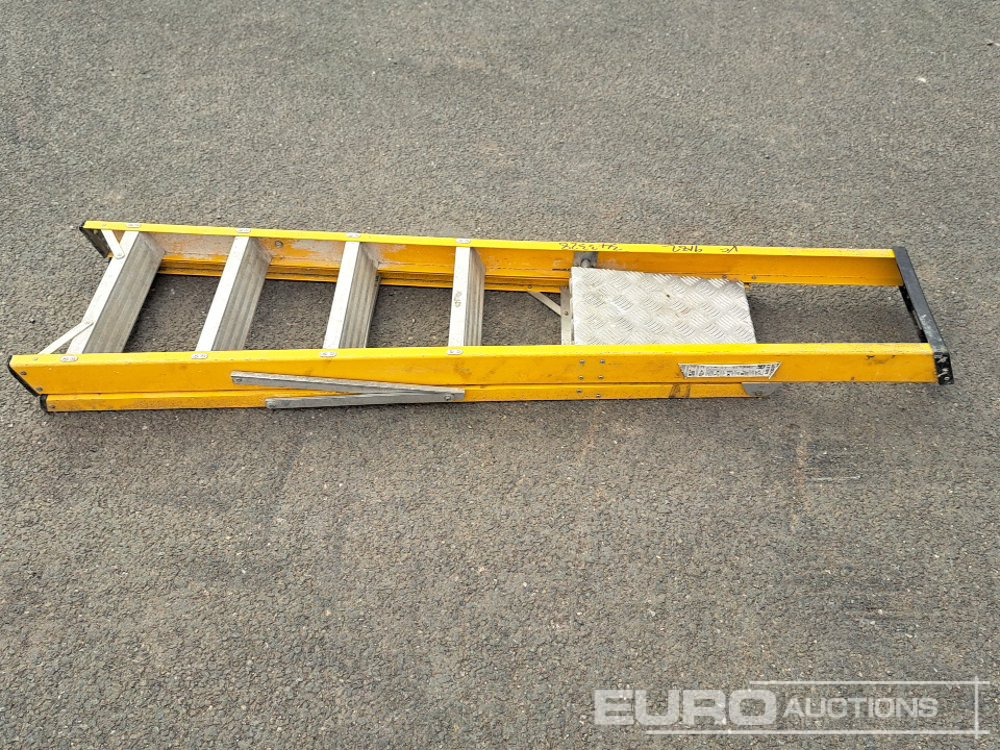 Lyte 5 Tread Fibreglass Step Ladder - Bouwmaterieel: afbeelding 2 Lyte 5 Tread Fibreglass Step Ladder - Bouwmaterieel: afbeelding 2