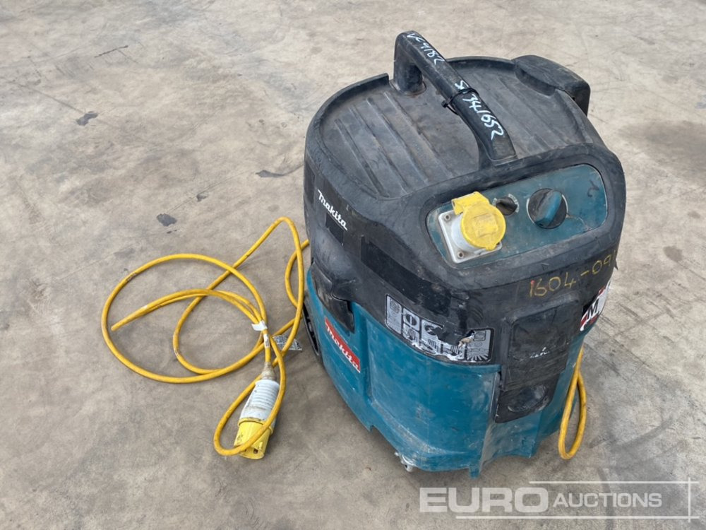 Makita 447M 110 Volt Dust Extractor - Bouwmaterieel: afbeelding 1 Makita 447M 110 Volt Dust Extractor - Bouwmaterieel: afbeelding 1