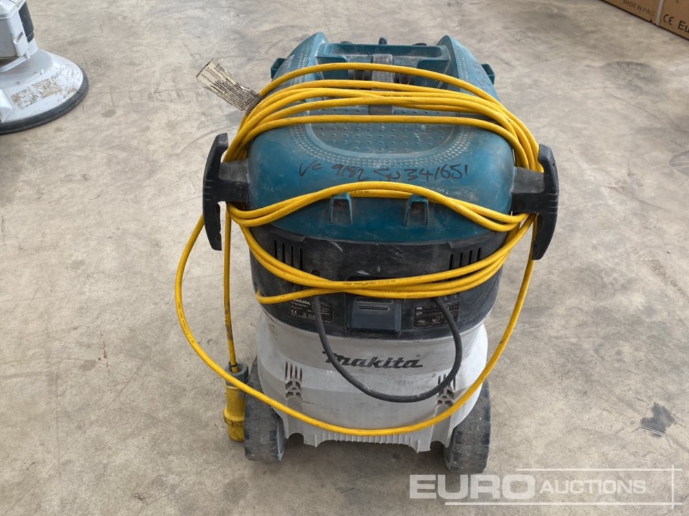 Makita VC4210MX1 110 Volt Dust Extractor - Bouwmaterieel: afbeelding 4 Makita VC4210MX1 110 Volt Dust Extractor - Bouwmaterieel: afbeelding 4