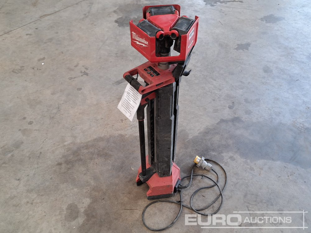 Milwaukee Dual Power LED Stand Tower Light (No Battery) - Bouwmaterieel: afbeelding 3 Milwaukee Dual Power LED Stand Tower Light (No Battery) - Bouwmaterieel: afbeelding 3