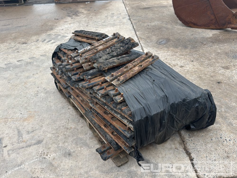 Pallet of 450mm Bolt on Rubber Block Pads - Onderdelen: afbeelding 3 Pallet of 450mm Bolt on Rubber Block Pads - Onderdelen: afbeelding 3