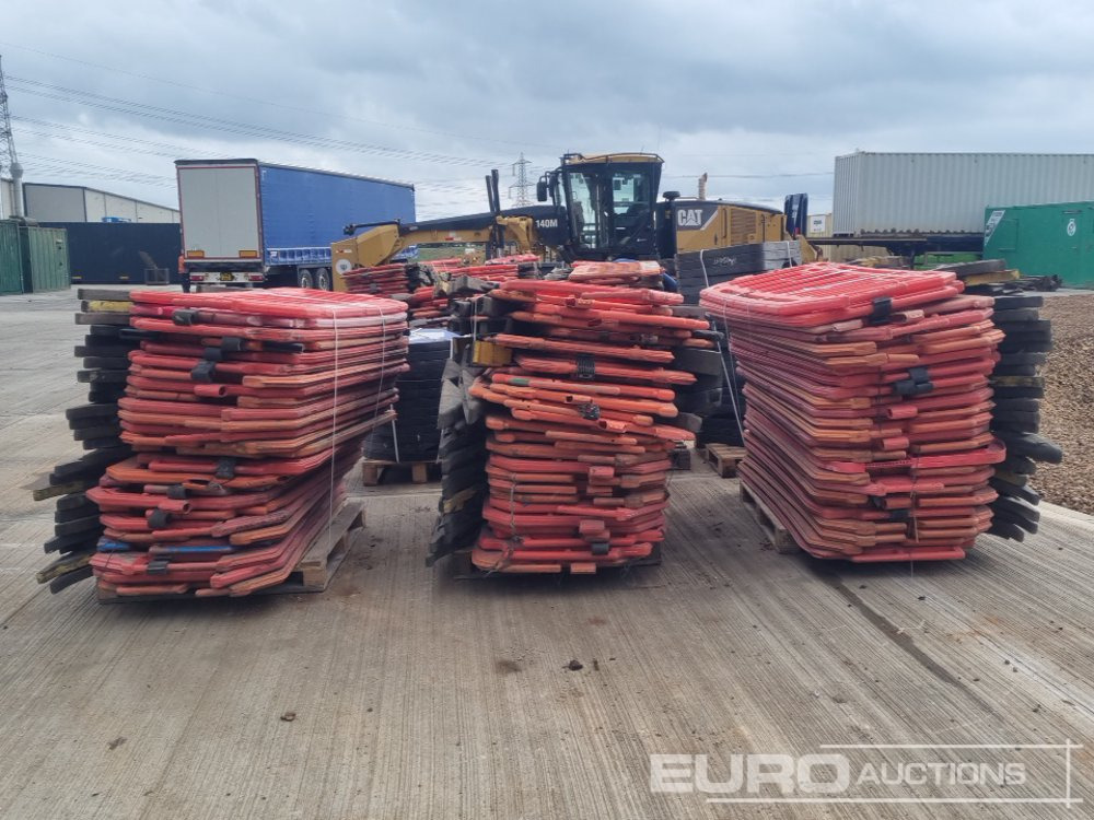 Pallet of Plastic Safety Barriers (5 of) Pallet of Road Signs (3 of) - Bouwmaterieel: afbeelding 4 Pallet of Plastic Safety Barriers (5 of) Pallet of Road Signs (3 of) - Bouwmaterieel: afbeelding 4