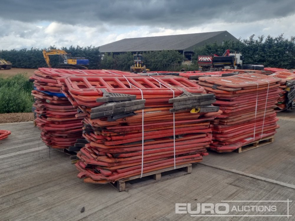 Pallet of Plastic Safety Barriers (5 of) Pallet of Road Signs (3 of) - Bouwmaterieel: afbeelding 1 Pallet of Plastic Safety Barriers (5 of) Pallet of Road Signs (3 of) - Bouwmaterieel: afbeelding 1