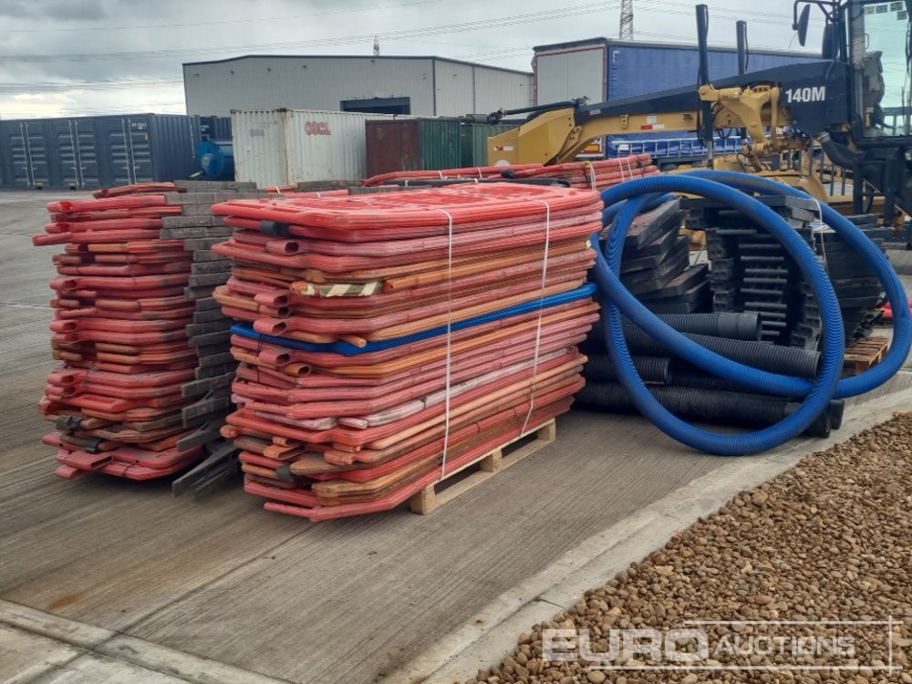 Pallet of Plastic Safety Barriers (5 of) Pallet of Road Signs (3 of) - Bouwmaterieel: afbeelding 5 Pallet of Plastic Safety Barriers (5 of) Pallet of Road Signs (3 of) - Bouwmaterieel: afbeelding 5