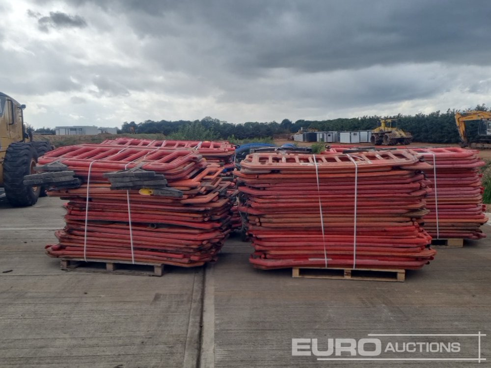 Pallet of Plastic Safety Barriers (5 of) Pallet of Road Signs (3 of) - Bouwmaterieel: afbeelding 2 Pallet of Plastic Safety Barriers (5 of) Pallet of Road Signs (3 of) - Bouwmaterieel: afbeelding 2
