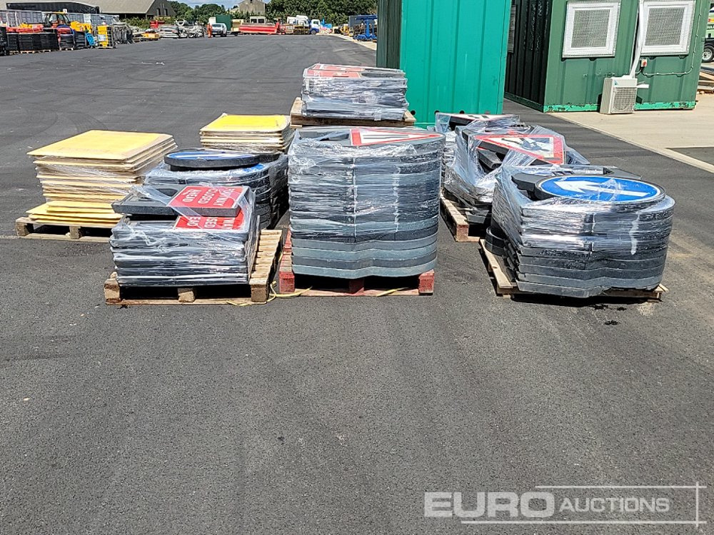 Pallet of Road Signs (7 of), Pallet of Driveway Boards (2 of) - Bouwmaterieel: afbeelding 2 Pallet of Road Signs (7 of), Pallet of Driveway Boards (2 of) - Bouwmaterieel: afbeelding 2
