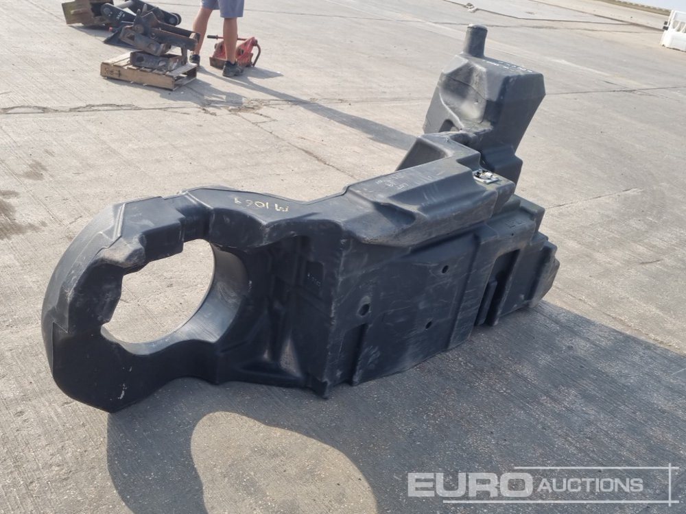 Plastic Fuel Tank to suit John Deere Tractor - Bouwmaterieel: afbeelding 5 Plastic Fuel Tank to suit John Deere Tractor - Bouwmaterieel: afbeelding 5
