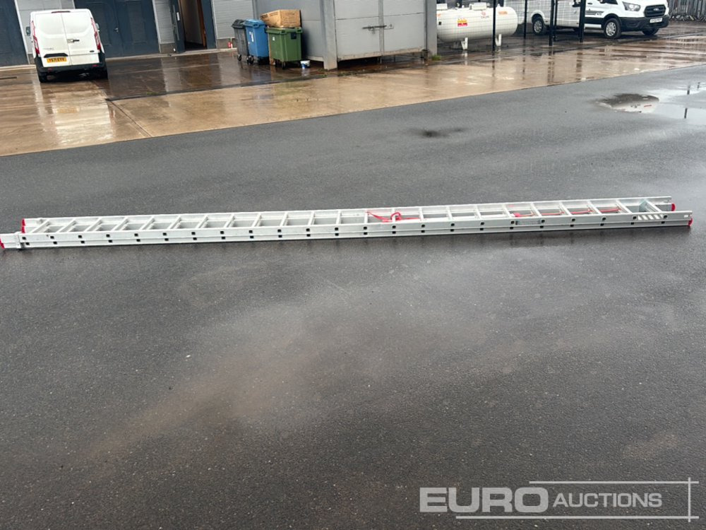 Bouwmaterieel Unused 23 Rung Double Extension Aluminium Ladder, Non Slip Stabliser Bar: afbeelding 11