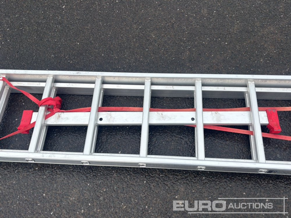 Bouwmaterieel Unused 23 Rung Double Extension Aluminium Ladder, Non Slip Stabliser Bar: afbeelding 7