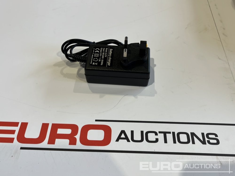 Bouwmaterieel Unused Boss 21 Volt Lithium Battery Cordless Grease Gun, 2 Batteries, Charger, Case, Shoulder Strap, Extension Pieces and Fittings: afbeelding 6 Bouwmaterieel Unused Boss 21 Volt Lithium Battery Cordless Grease Gun, 2 Batteries, Charger, Case, Shoulder Strap, Extension Pieces and Fittings: afbeelding 6