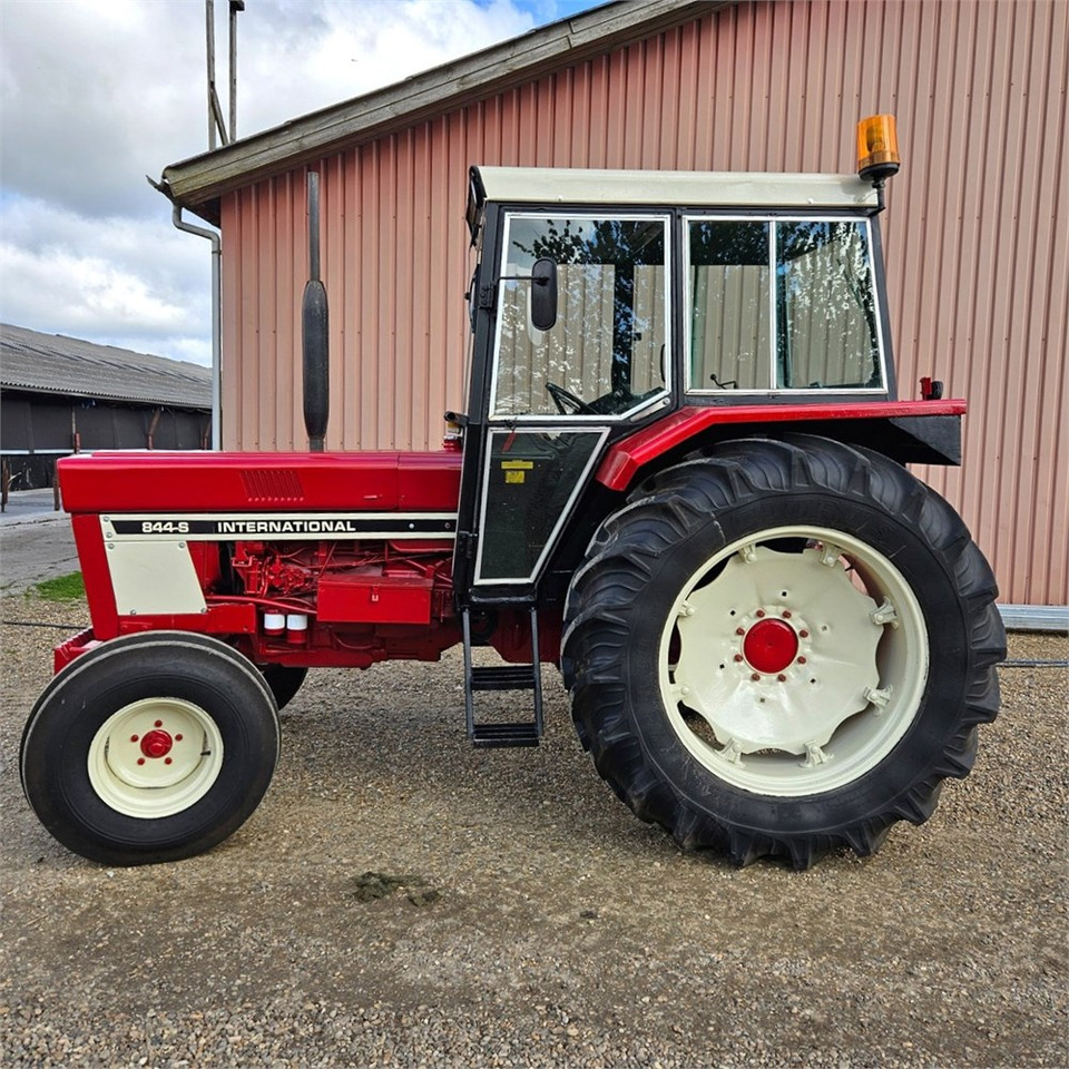 IH 844 S - Tractor: afbeelding 3 IH 844 S - Tractor: afbeelding 3