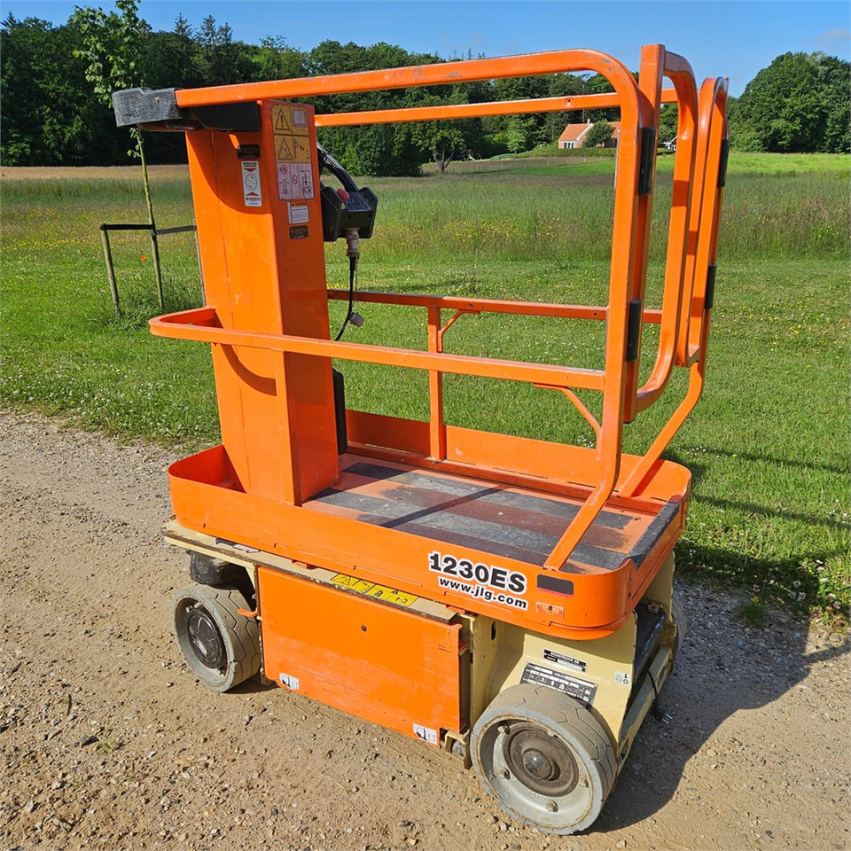 JLG 1230 ES - Verticale masthoogwerker: afbeelding 1 JLG 1230 ES - Verticale masthoogwerker: afbeelding 1