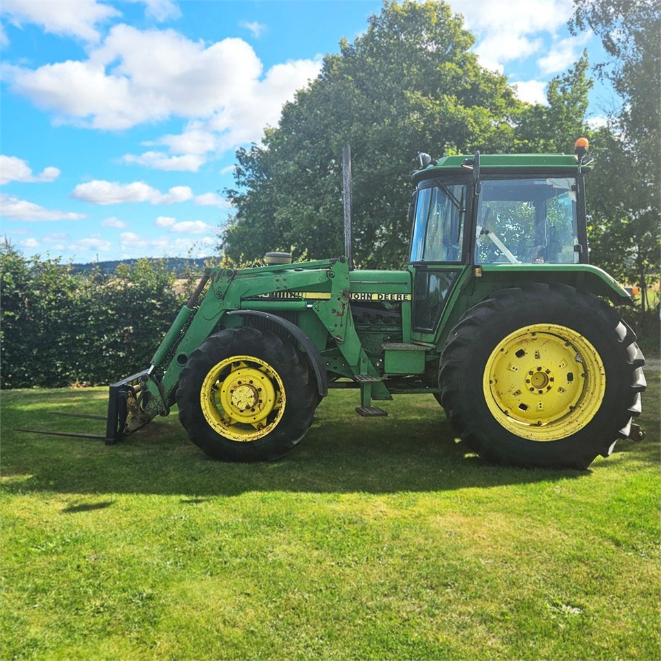 John Deere 3140 - Tractor: afbeelding 1 John Deere 3140 - Tractor: afbeelding 1