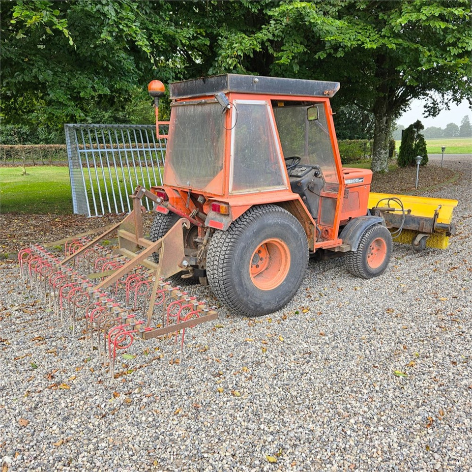 Kubota B8200 - Gemeentelijke tractor: afbeelding 5 Kubota B8200 - Gemeentelijke tractor: afbeelding 5