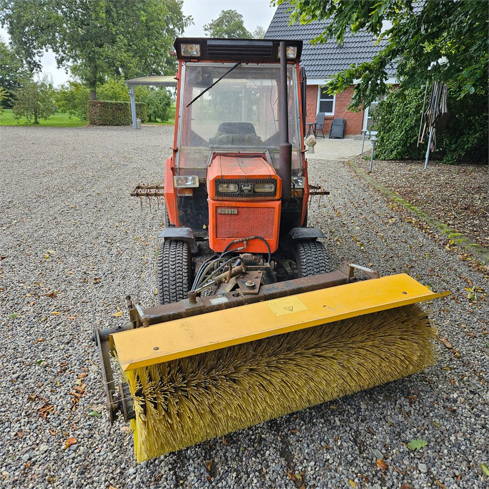 Kubota B8200 - Gemeentelijke tractor: afbeelding 3 Kubota B8200 - Gemeentelijke tractor: afbeelding 3