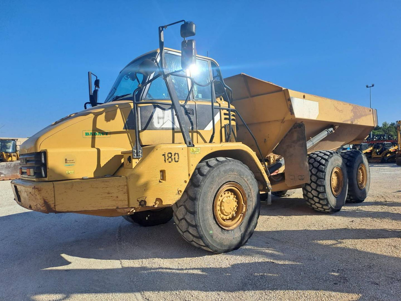 CAT 730 - Kiepwagen met knikbesturing: afbeelding 1 CAT 730 - Kiepwagen met knikbesturing: afbeelding 1