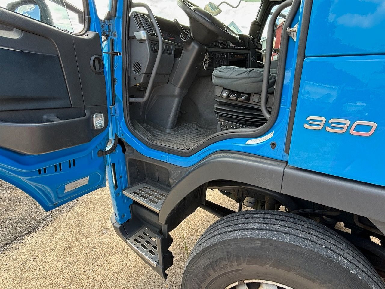 Volvo FM 330 Koffer10m/Lbw. 4achser - Bakwagen: afbeelding 4 Volvo FM 330 Koffer10m/Lbw. 4achser - Bakwagen: afbeelding 4